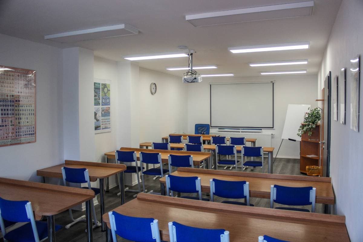 Prostorná učebna s moderním vybavením
