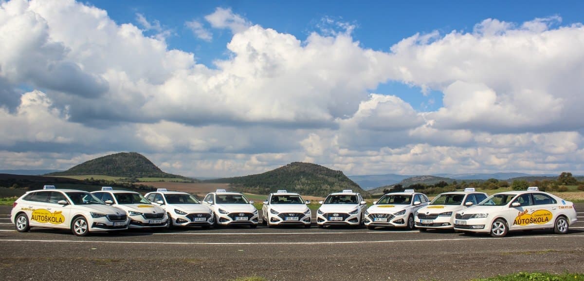 Vozový park Autoškoly Jana - moderní bílé vozy pro výuku řízení v Bílině